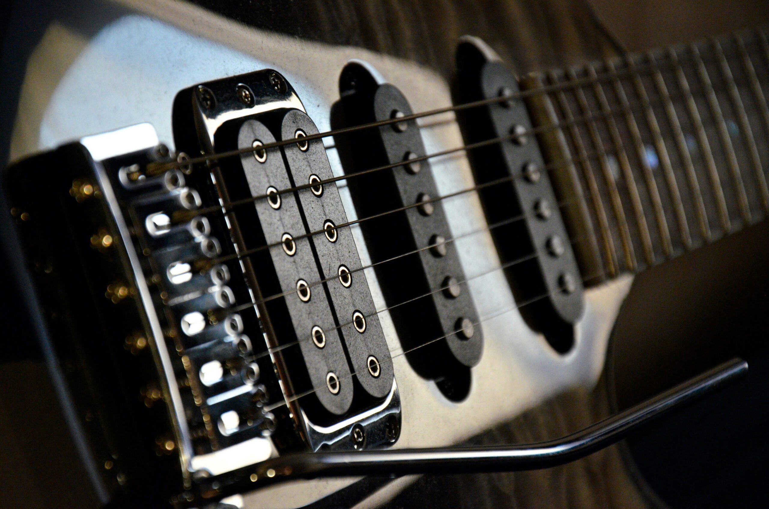 Electric guitar with tremolo bar