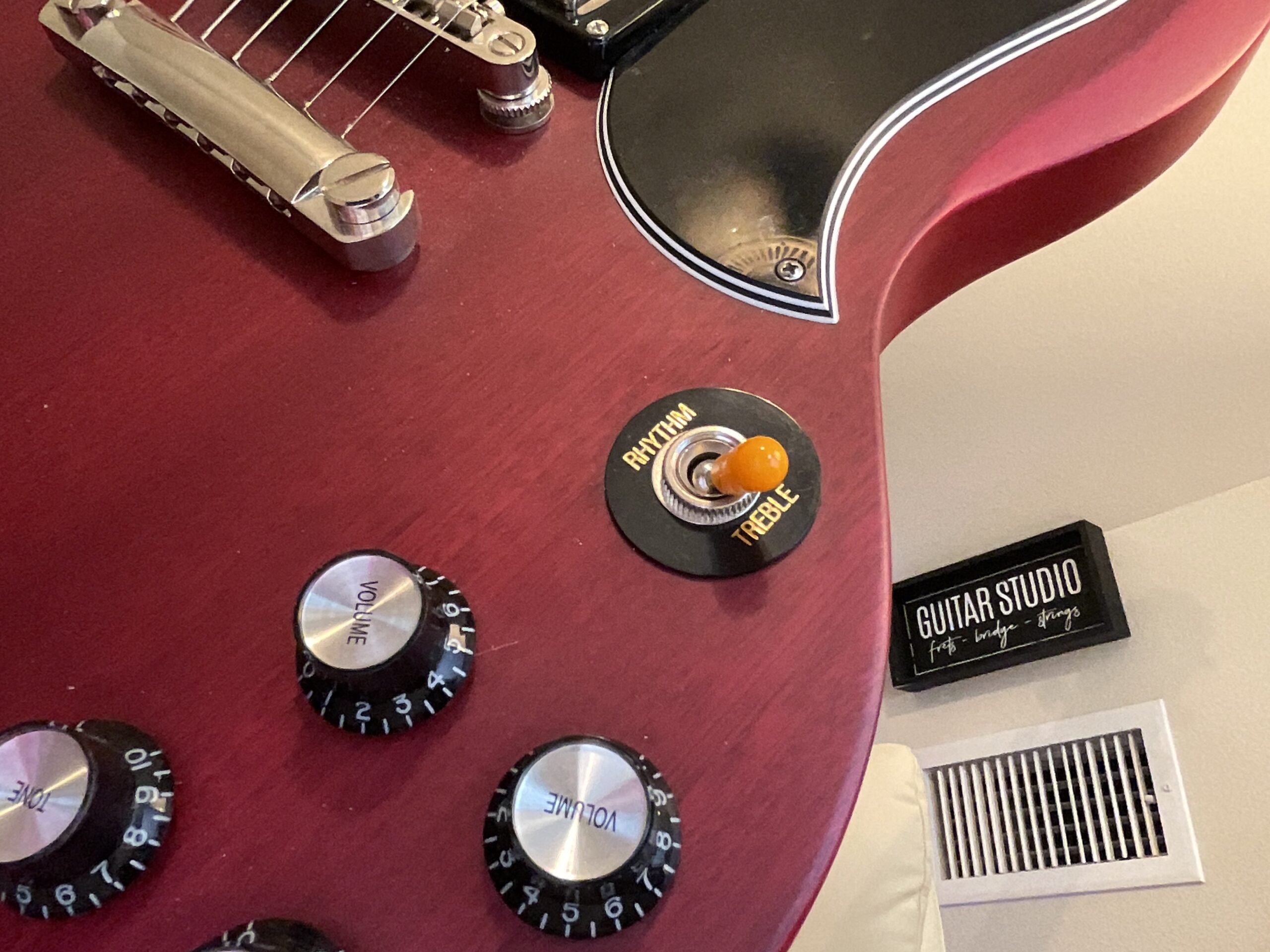 Close-up of the volume knob on an Epiphone SG